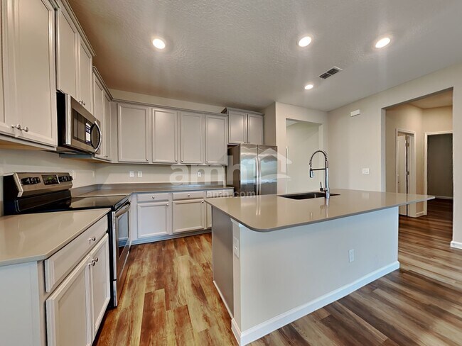 Foto del edificio - 300 Anastasia Park Rd