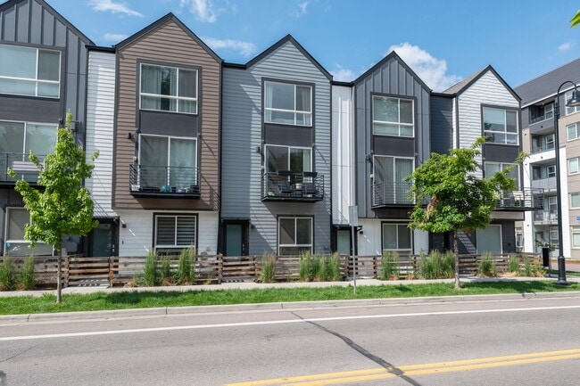 Modern Townhome Living in Lakewood – $2,65... - Modern Townhome Living in Lakewood – $2,65...