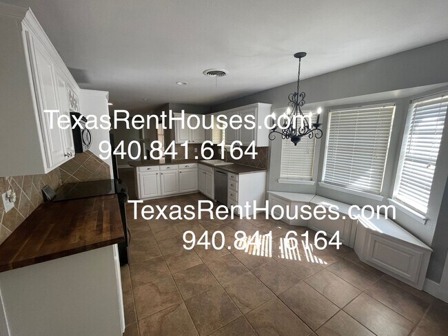 Foto del edificio - Gorgeous Home with updates and space!