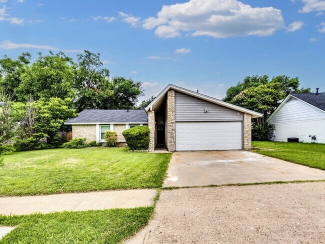 Foto del edificio - Charming 4BR / 2BA Home Featuring Fireplace, White Cabinets & Big Tree