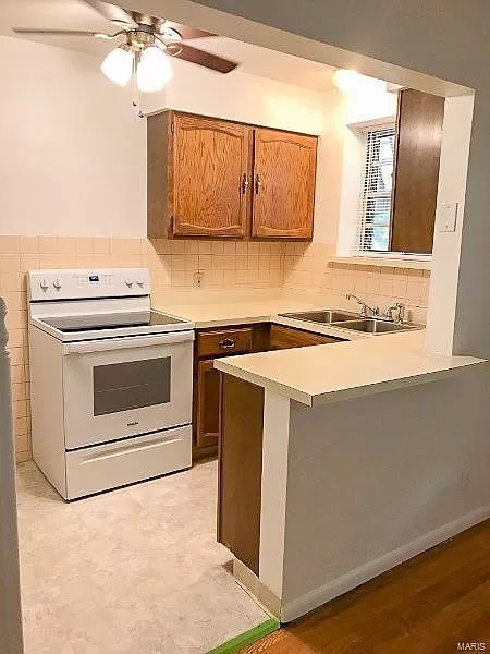 Kitchen - 3955 Jamieson Ave