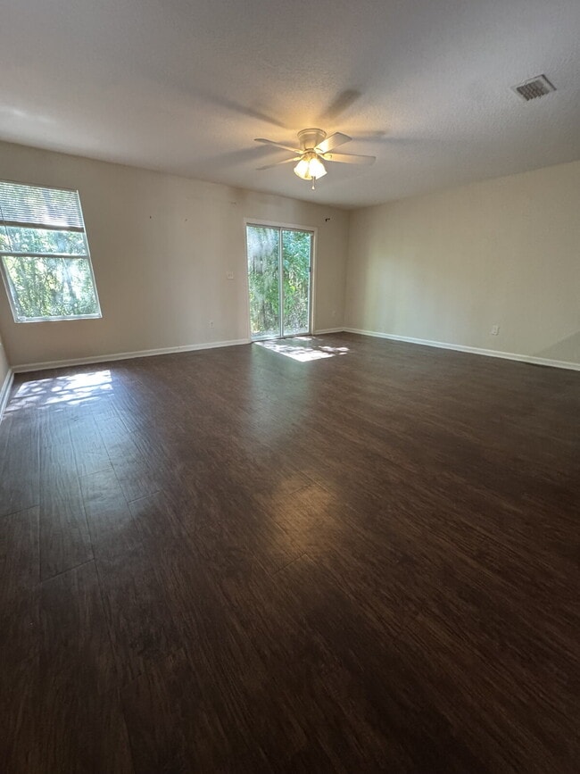 Building Photo - 4 bedroom 2.5 bath townhome with 1 car att...