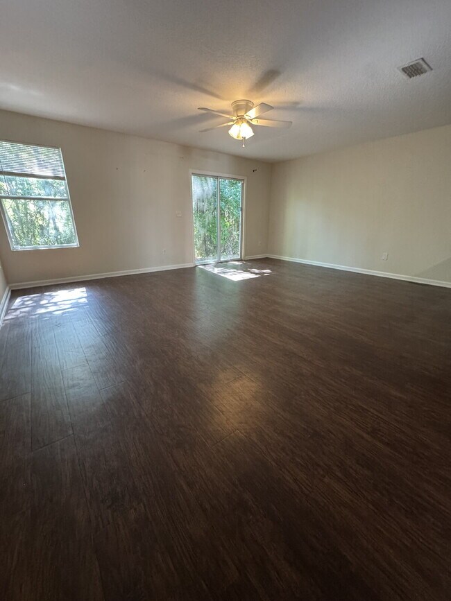 Foto del edificio - 4 bedroom 2.5 bath townhome with 1 car att...