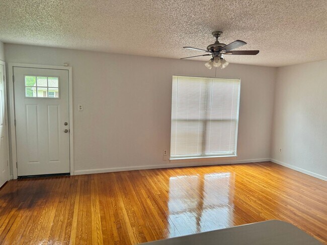 Foto del edificio - 3 Bedroom Home with Basement and Carport f...
