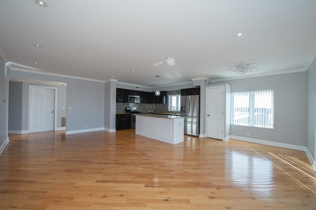 Foto del edificio - 6560 W Diversey Ave