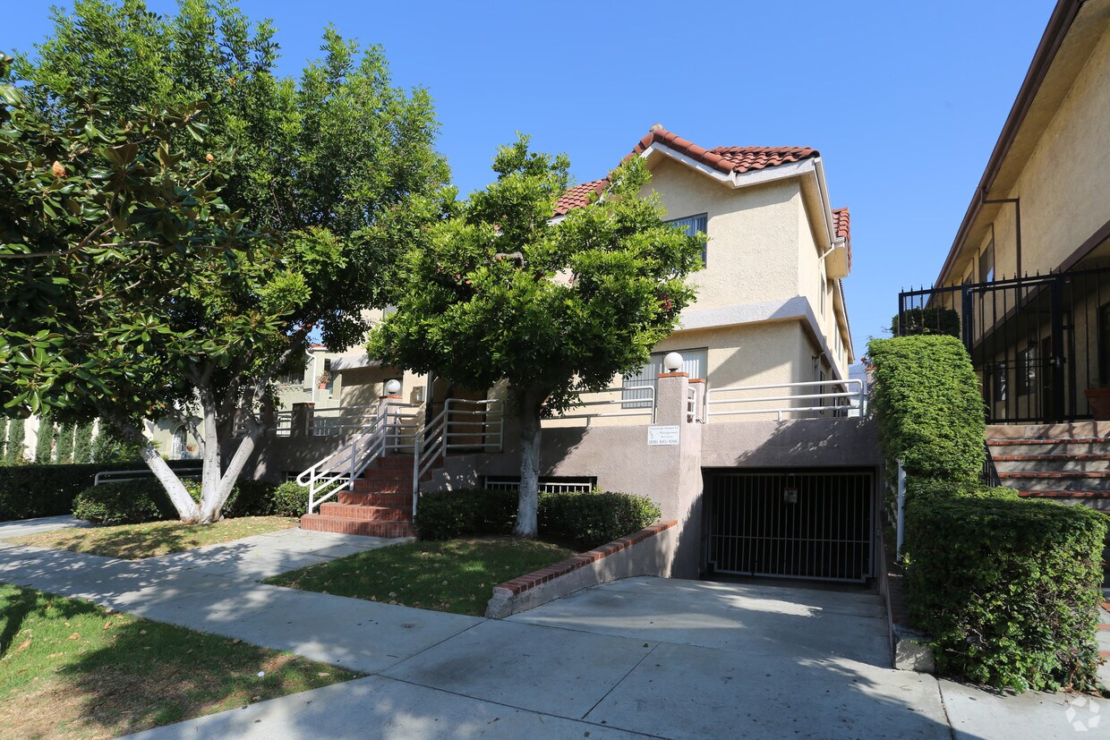 Primary Photo - 355 W Lexington Dr