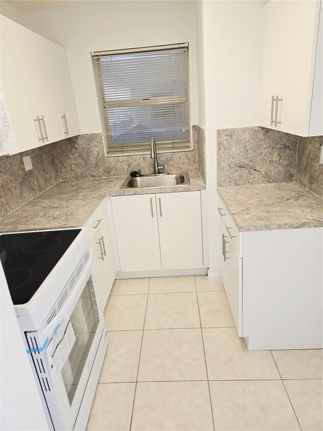 Foto principal - 8821 W Flagler St