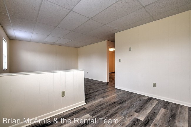 Building Photo - 800 Crestview Dr