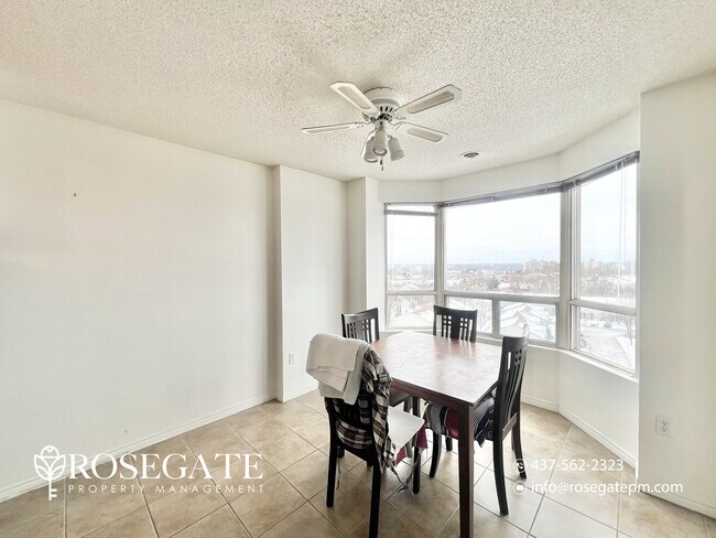 Photo du bâtiment - Spacious 2-Bedroom Condo with Walk-In Closet & Parking in London — Utilities Included