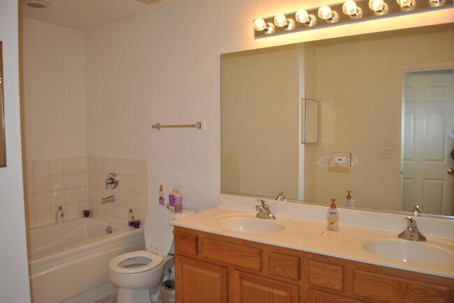Building Photo - 643 Creekside Cir