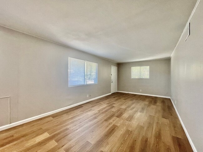 Building Photo - 2 Bedroom / 1 Bathroom Duplex Unit with In-Unit Washer/Dryer Connections