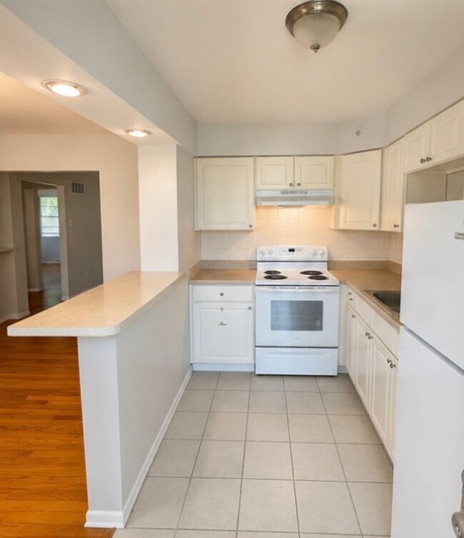 Foto del edificio - 8432 Atherton Dr