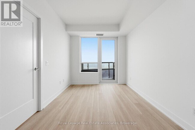 Photo du bâtiment - 60 Central Park Roadway