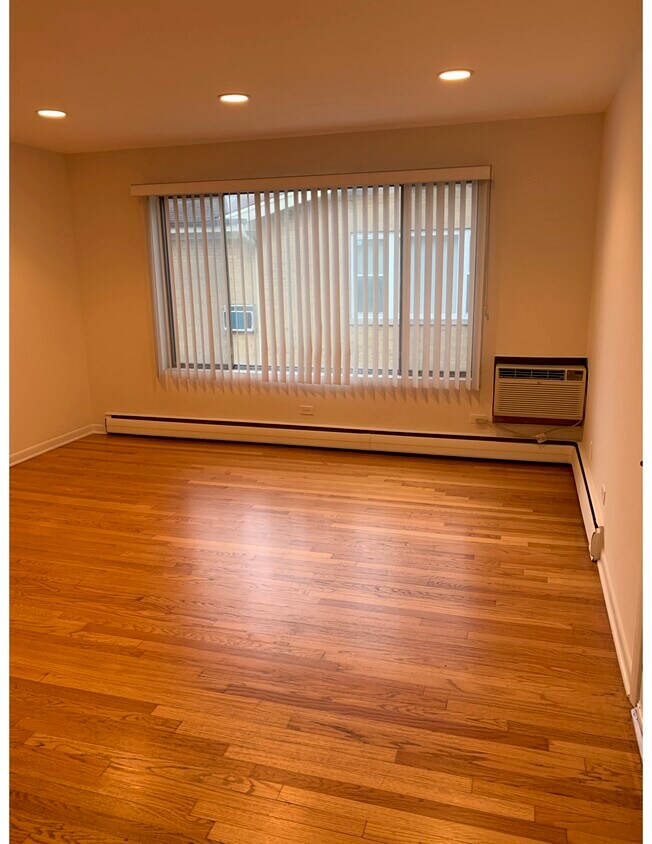 Foto principal - 6764 N Sauganash Ave