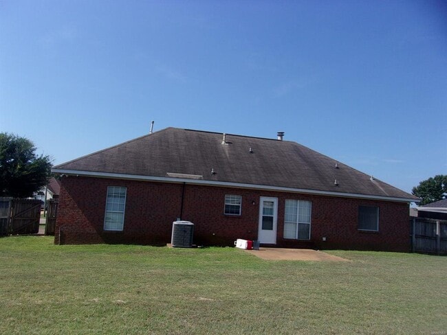 Foto del edificio - 826 Bluegrass Dr