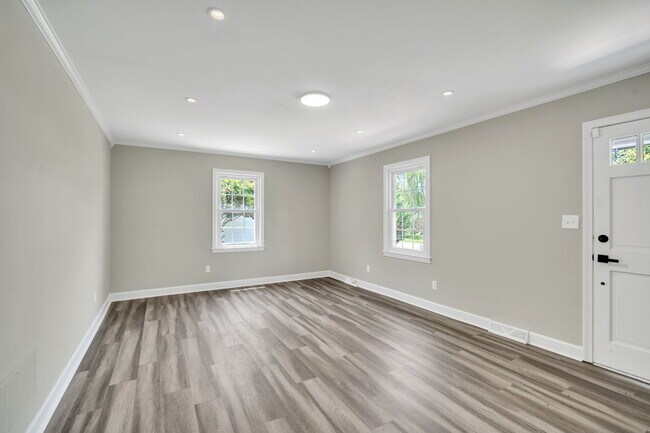 Building Photo - 120 Abbotsford Dr