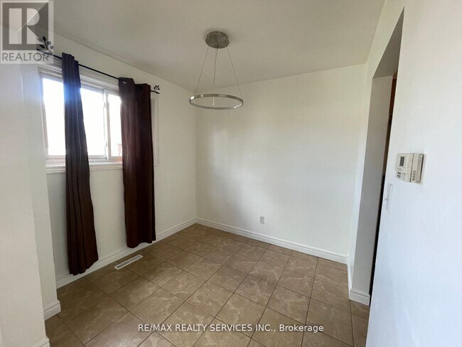 Photo du bâtiment - 1730 Columbia Ct