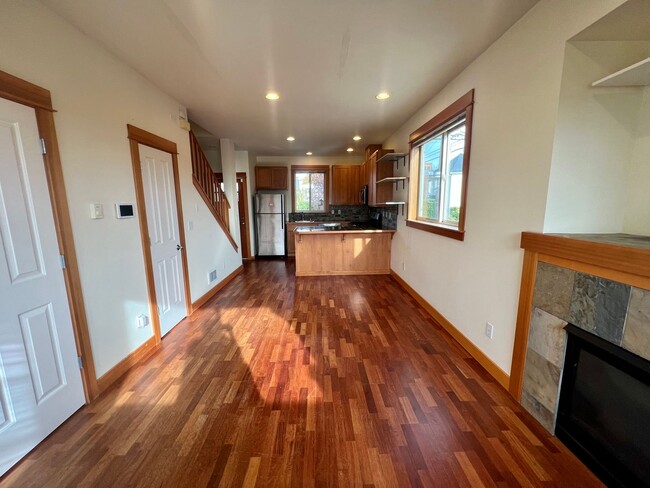 Building Photo - Beacon Hill Townhouse