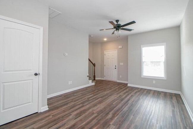 Building Photo - 1115-B4 Hillwood Dr