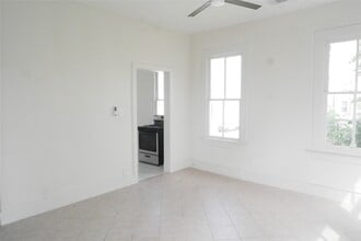 Building Photo - 304 18th St