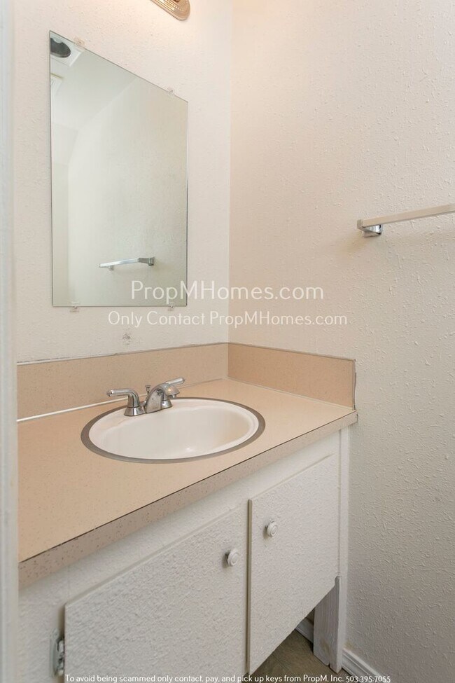 Building Photo - Charming Apartment In Foster-Powell! Come ...