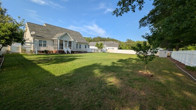Building Photo - 102 Bridge Dr