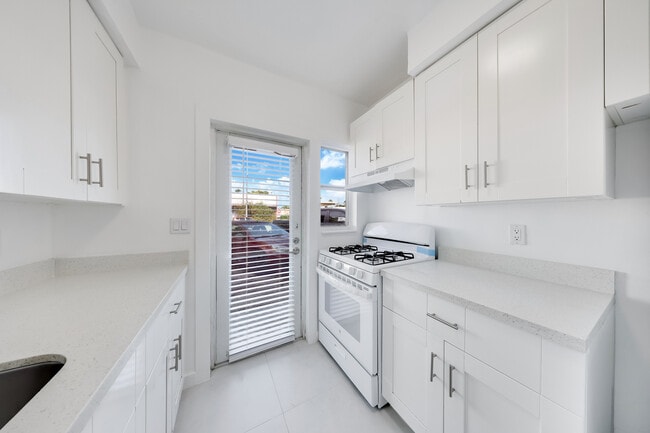 Building Photo - 6930 Rue Versailles Dr