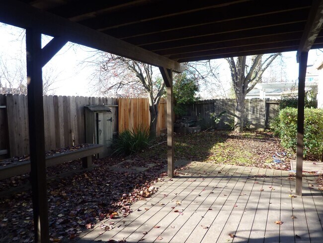 Foto del edificio - Single Story Home w/ Attached Garage