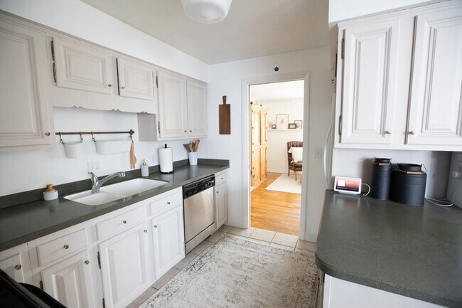 Building Photo - 4019 S Olympic Way