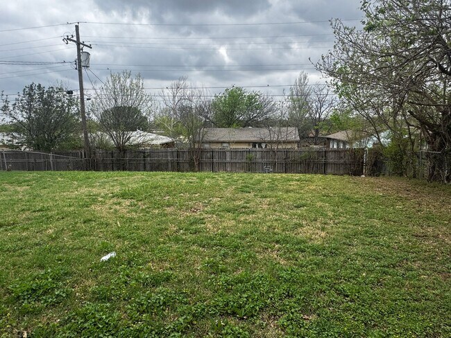 Foto del edificio - 2330 NW 35th- AVAILABLE NOW!