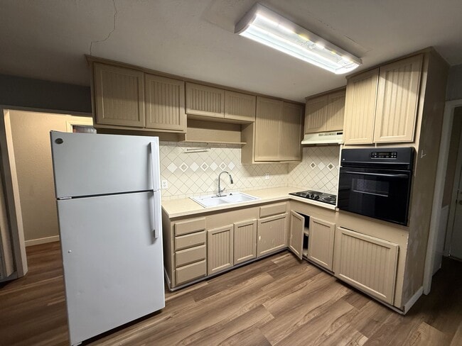 Building Photo - 1548 Elm St