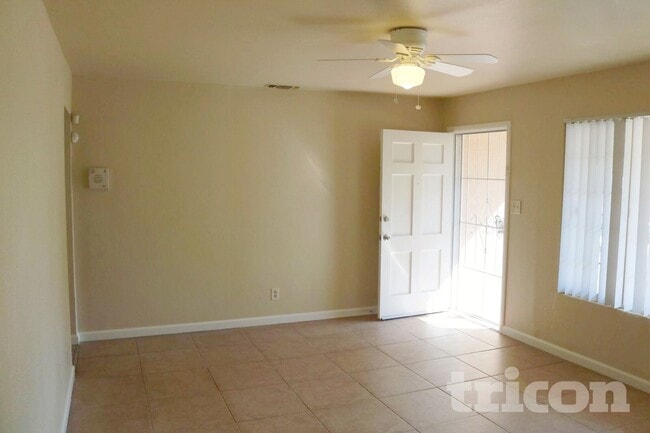 Foto del edificio - 5812 Laurine Way