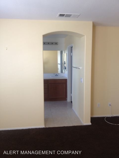 Building Photo - 545 Dylan Dr