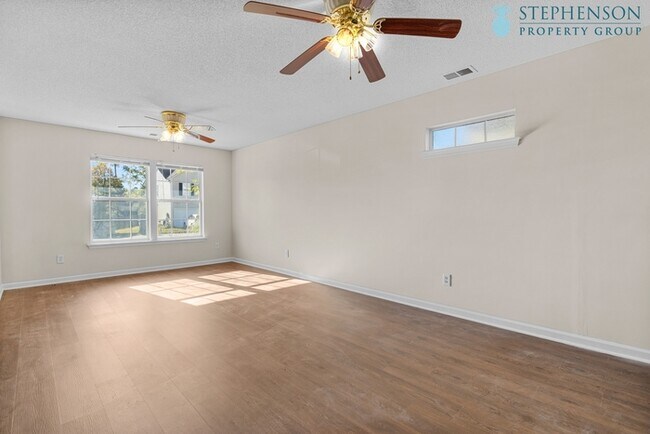 Building Photo - Fully Remodeled in Nov 2025!