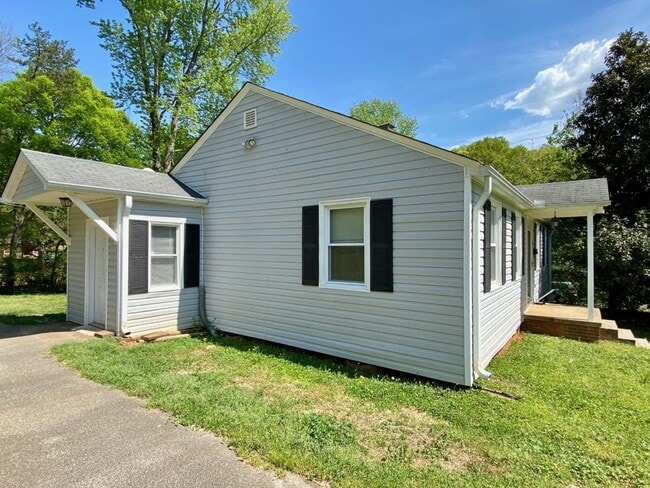 Building Photo - Spacious 2 bedroom home available immediat...