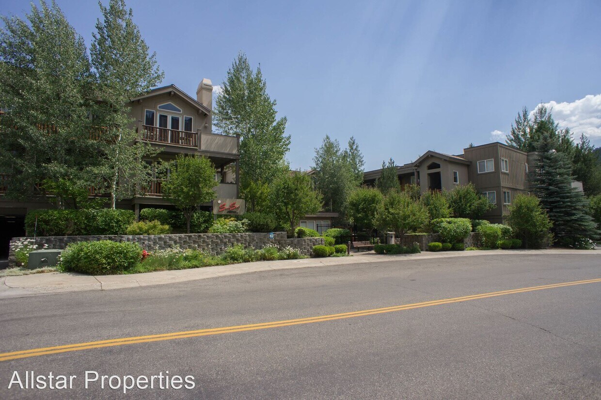Primary Photo - 3 br, 2 bath House - 110 Wood River Dr. #12