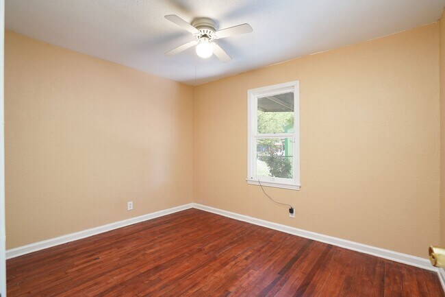 Building Photo - UPDATED 3-BEDROOM HOME IN LOS ANGELES HEIGHTS