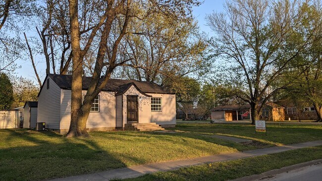 Building Photo - 200 N Collins