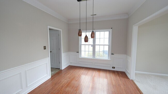 Building Photo - 4 Bedroom Home in desirable Grove Park Com...