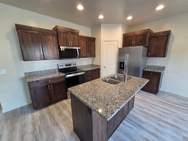 Foto del edificio - Large 4 Br - like new under $2k!