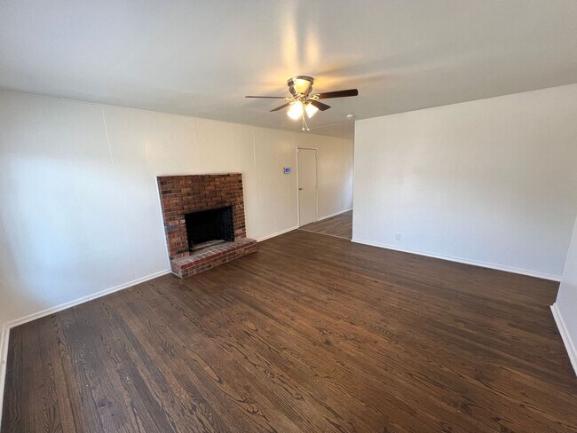 Foto del edificio - Spacious 3 Bedroom Home with Attached & Detached Garages