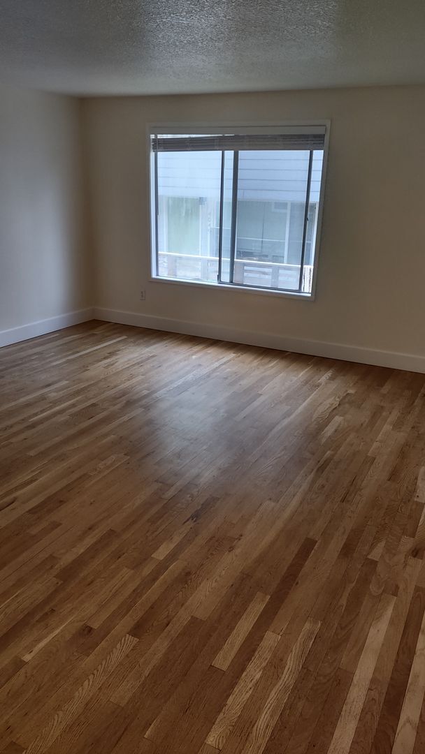 Foto del edificio - Upper 1bed, off street parking, onsite coi...
