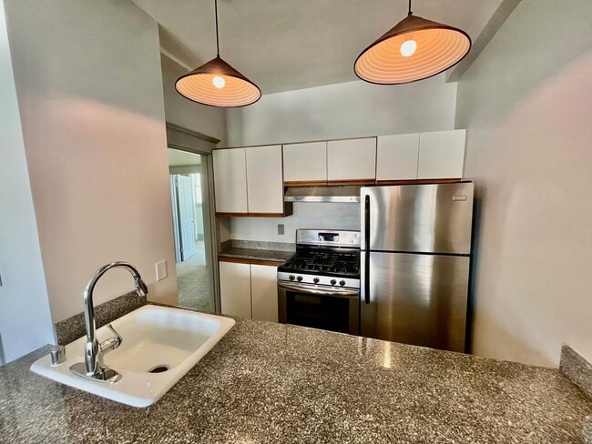 Building Photo - Luxurious Condo Living in Prime Cow Hollow...
