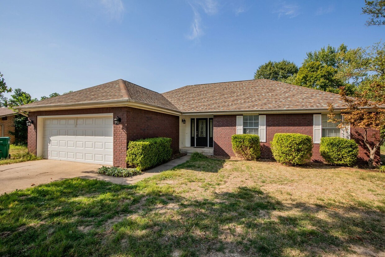 Primary Photo - ***2733 Highland Circle***