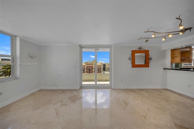 Building Photo - 720 Collins Ave