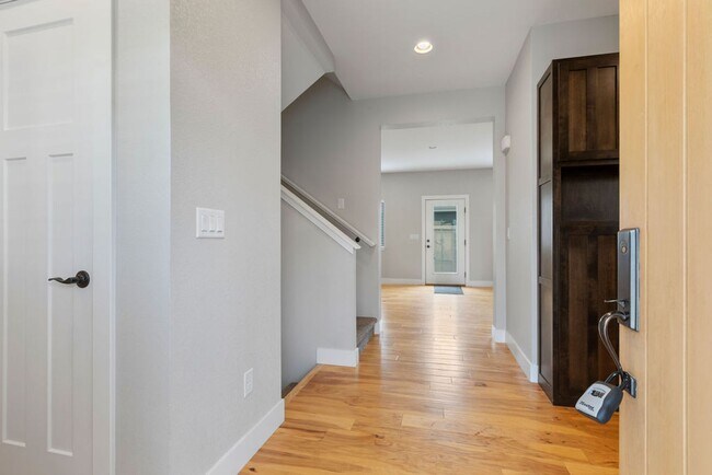 Foto del edificio - 3 (4th bedroom could be in the basement) B...