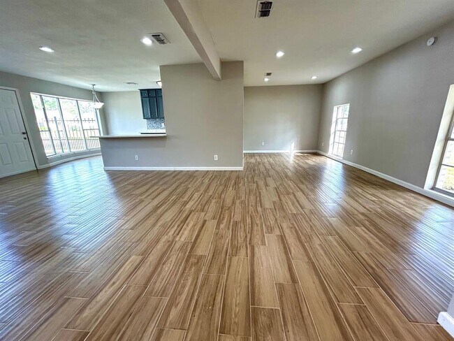 Foto del edificio - 5926 Darkwood Dr