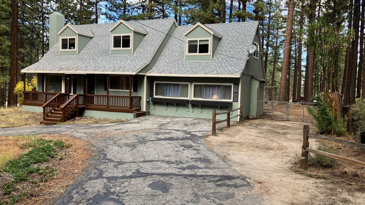 Primary Photo - Furnished rental with large fenced back yard.