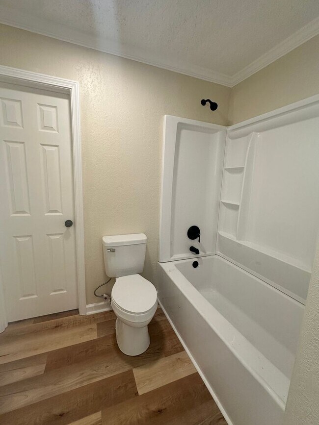 Foto del edificio - 3 Bed/2 Bath Home- Under Renovations