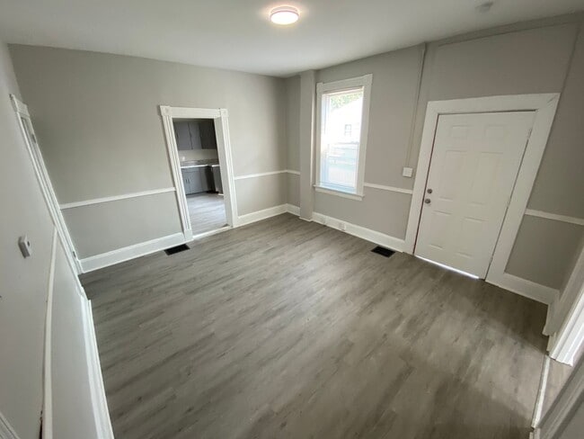 Building Photo - Charming Single Family in Hamilton!: New Y...